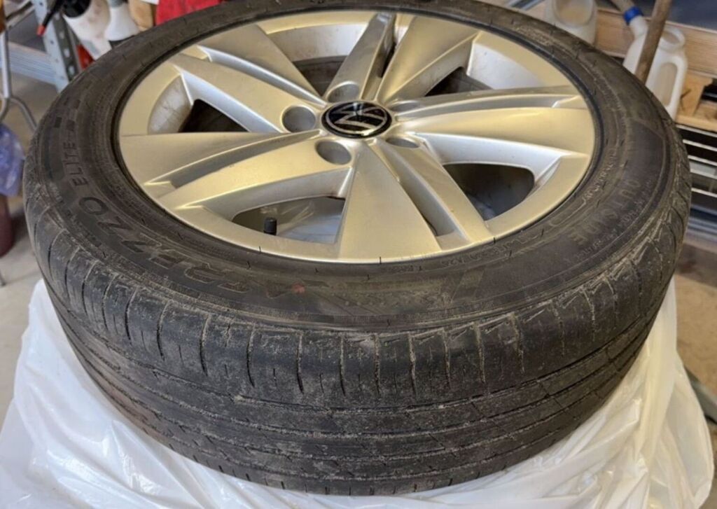 Volkswagen Golf 2022 Musta