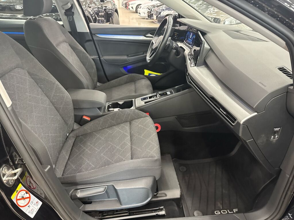 Volkswagen Golf 2022 Musta