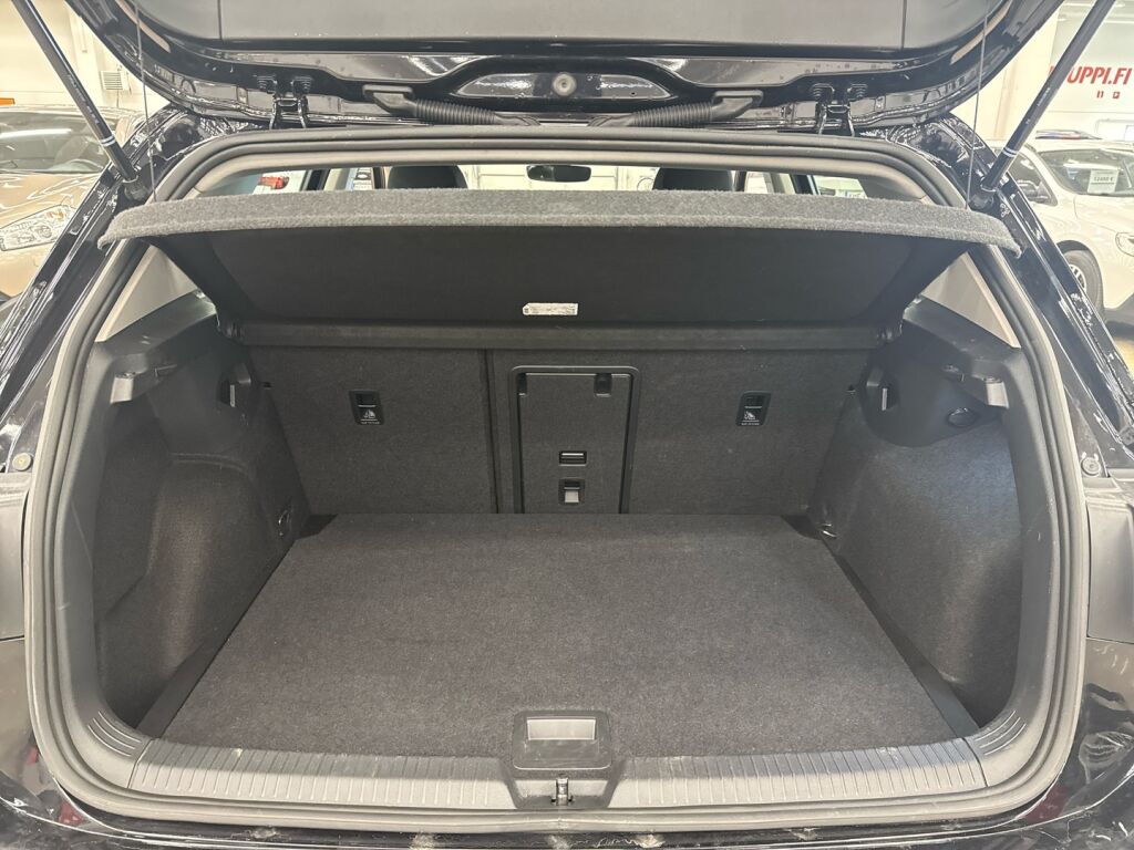 Volkswagen Golf 2022 Musta
