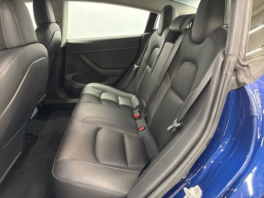 Tesla Model 3 2021 Sininen