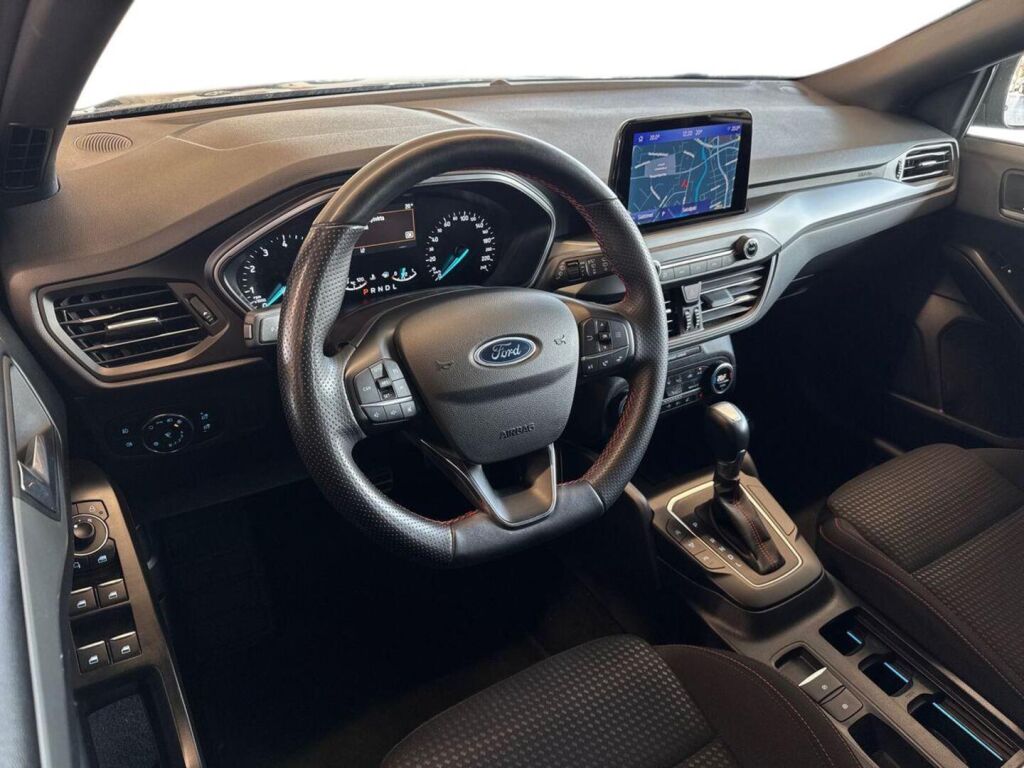 Ford Focus 2022 Musta