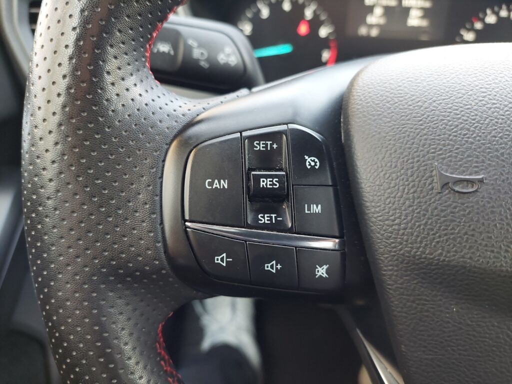 Ford Focus 2022 Musta