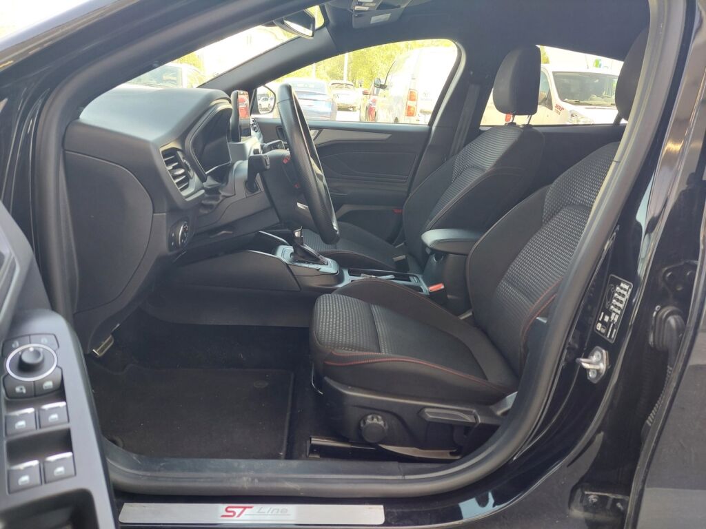 Ford Focus 2022 Musta