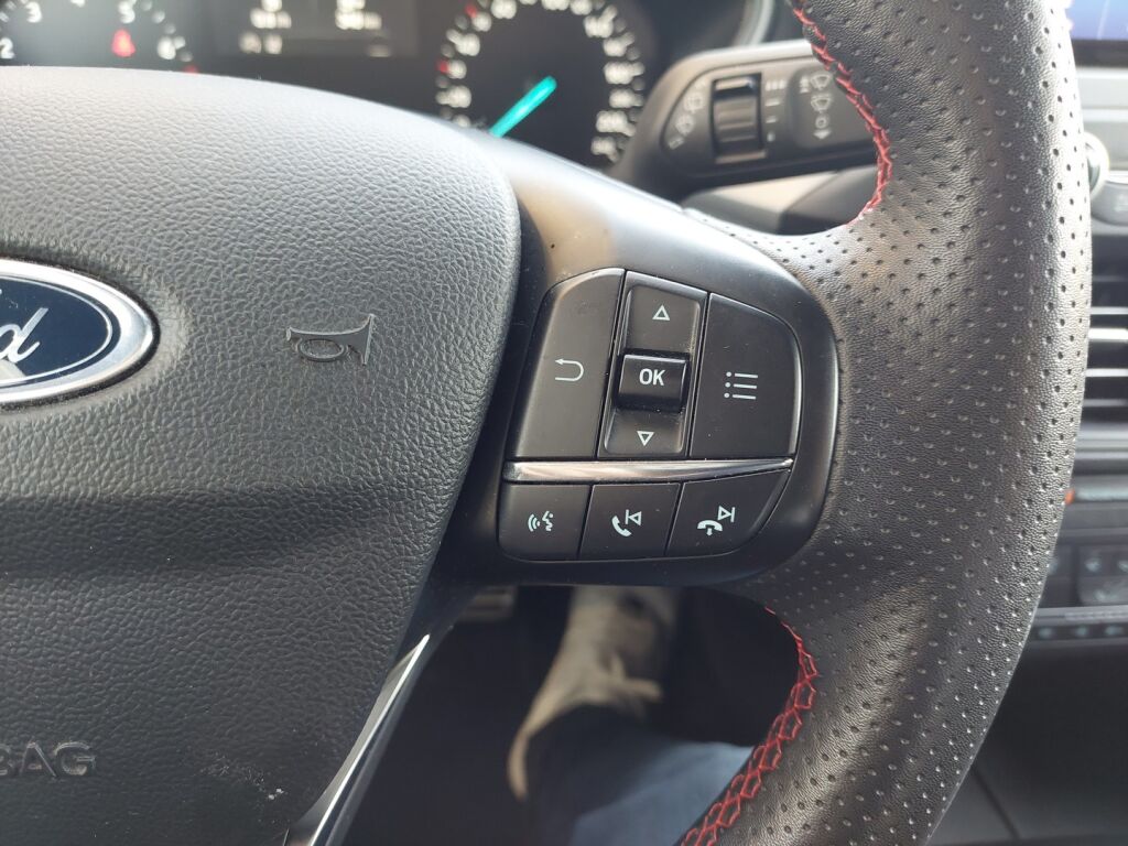 Ford Focus 2022 Musta