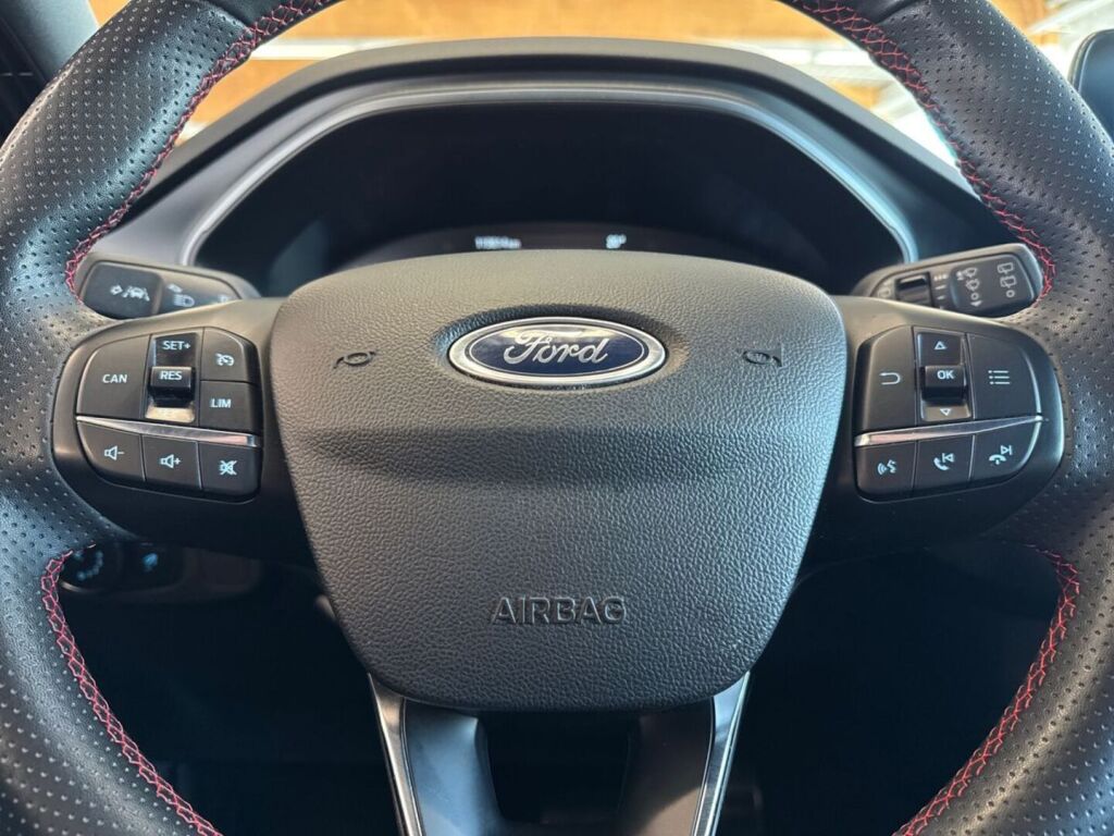Ford Focus 2022 Musta