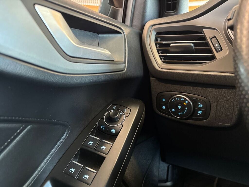 Ford Focus 2022 Musta