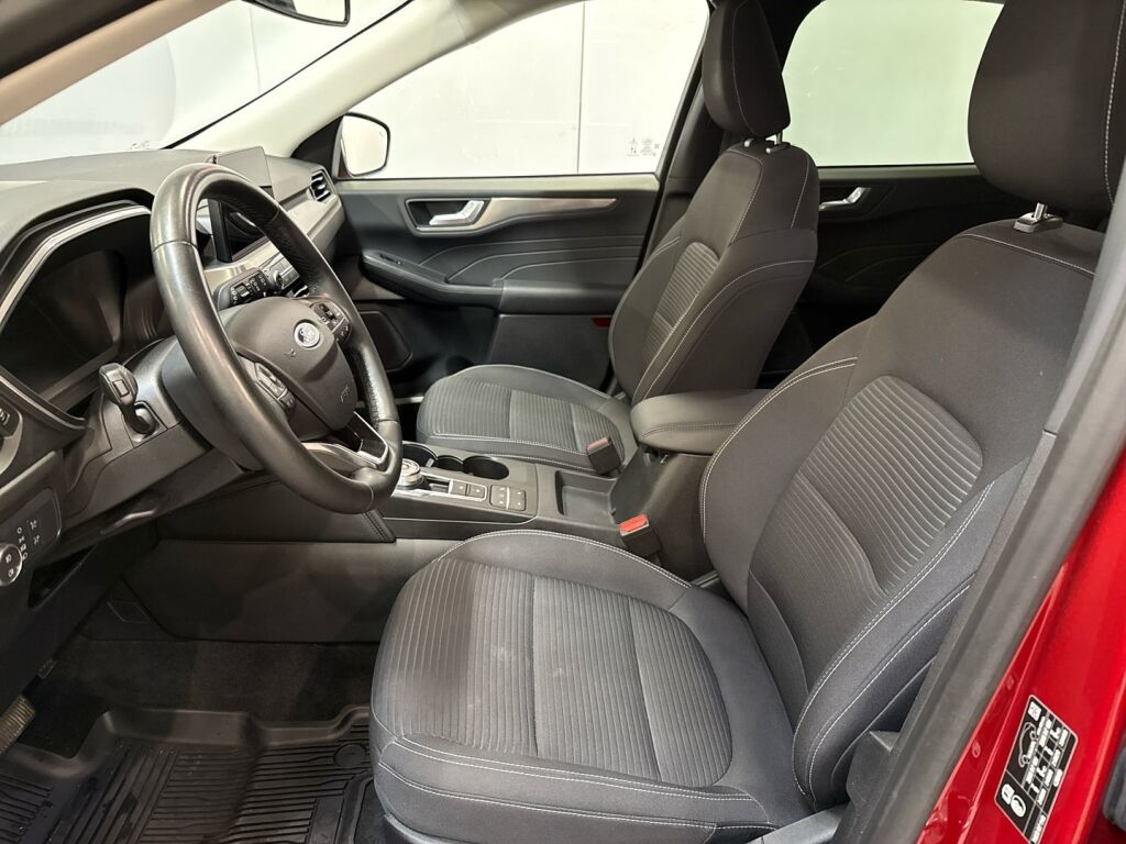 Ford Kuga 2022 Punainen