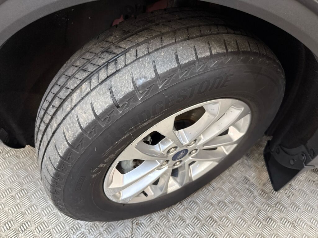 Ford Kuga 2022 Punainen