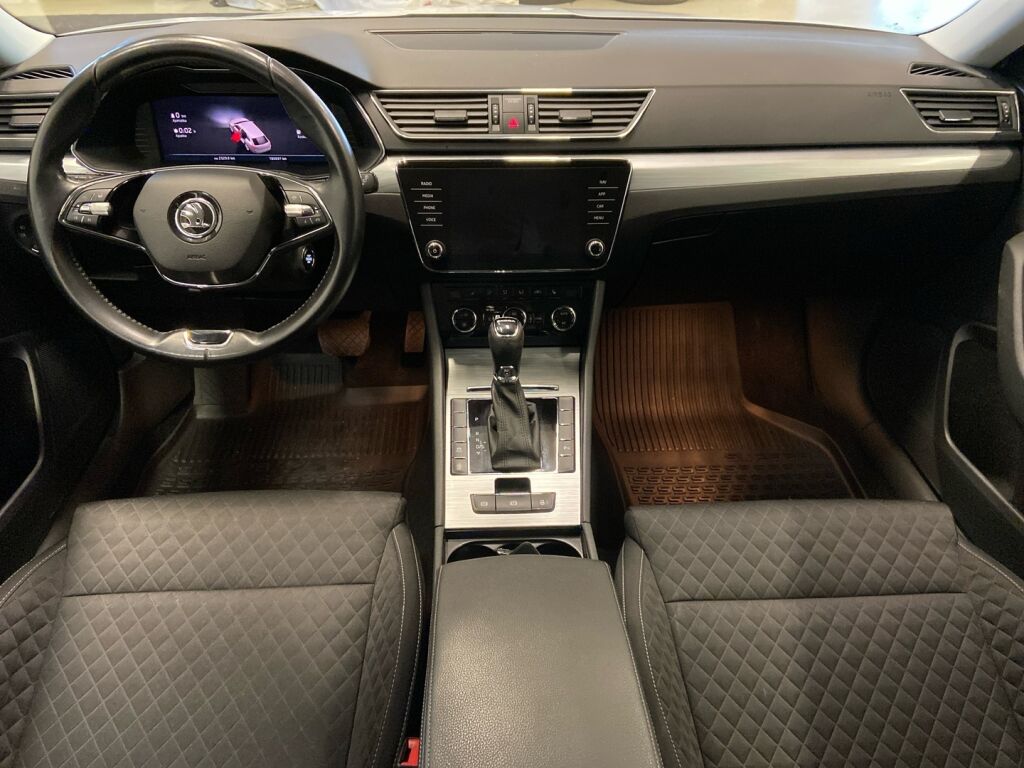 Skoda Superb 2022 Valkoinen