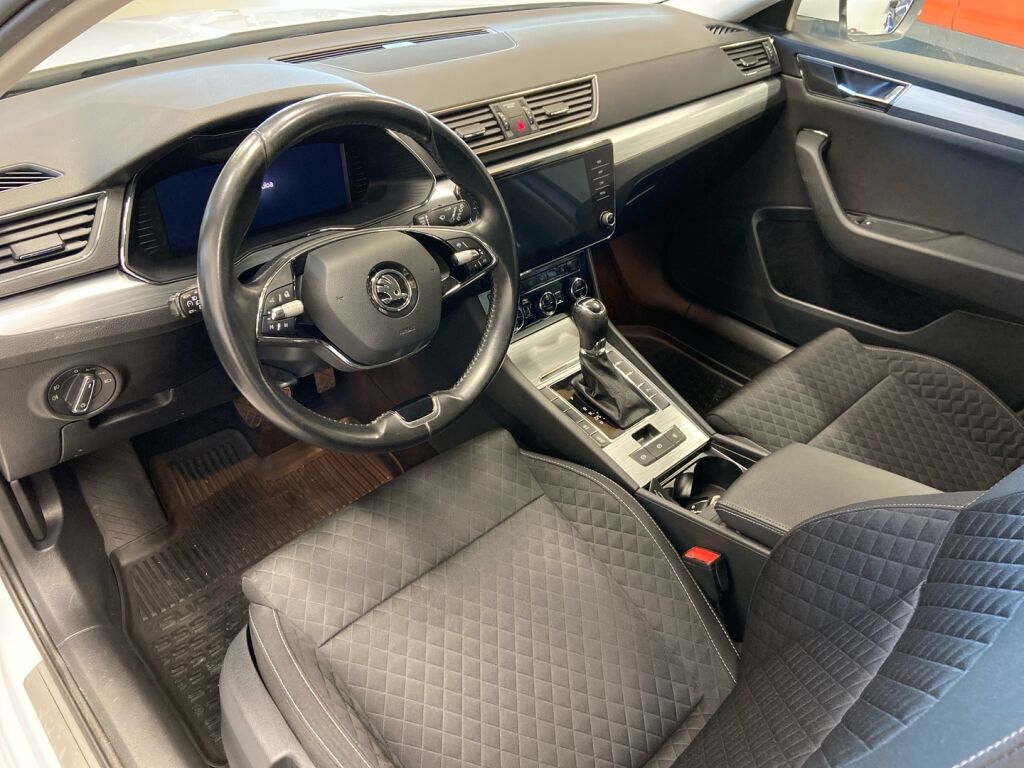 Skoda Superb 2022 Valkoinen