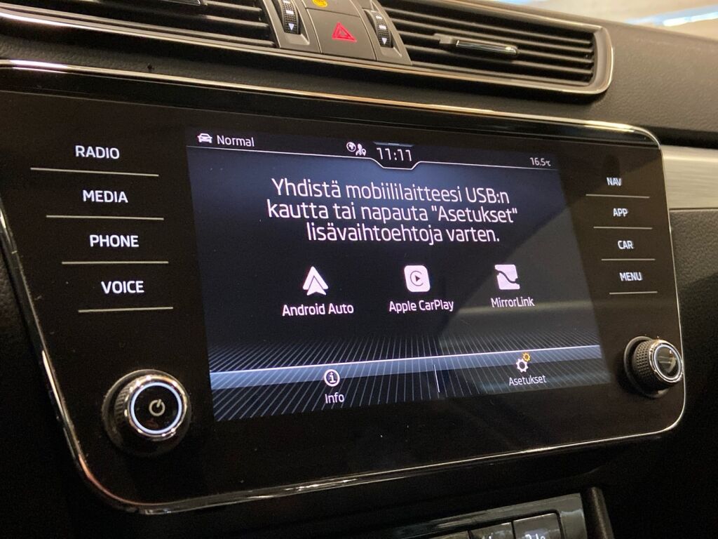 Skoda Superb 2022 Valkoinen