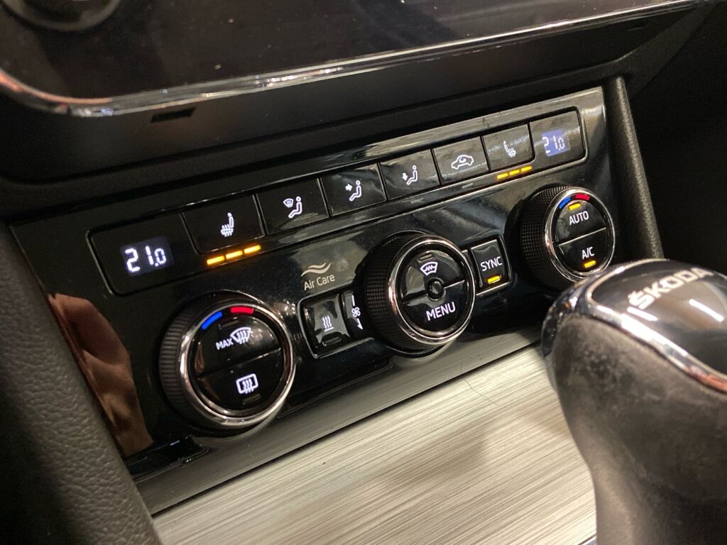 Skoda Superb 2022 Valkoinen