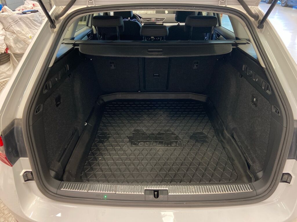 Skoda Superb 2022 Valkoinen