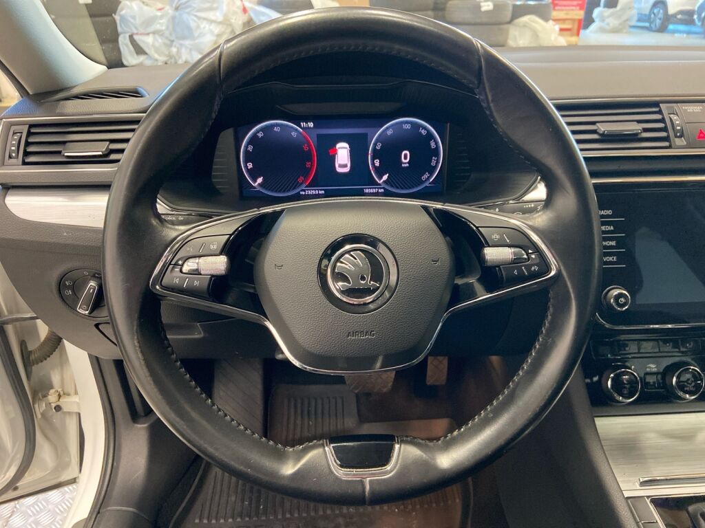 Skoda Superb 2022 Valkoinen