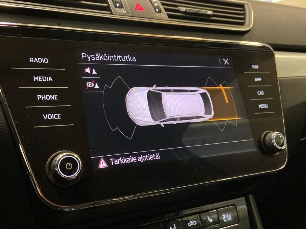 Skoda Superb 2022 Valkoinen