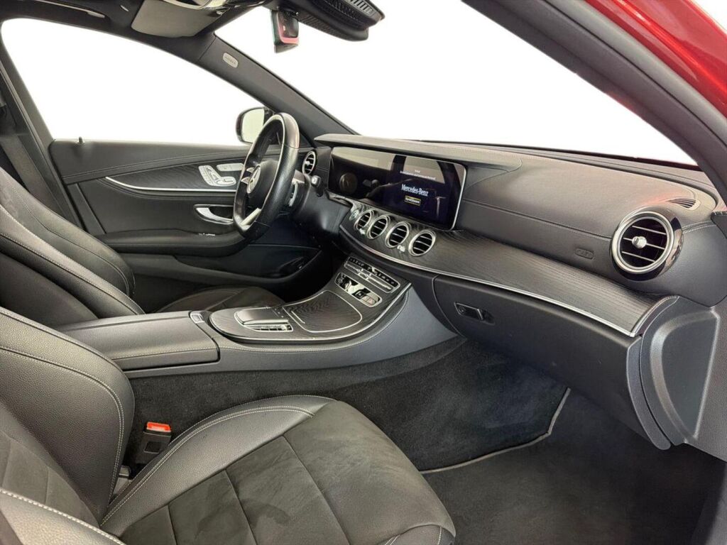 Mercedes-Benz E 2021 Punainen