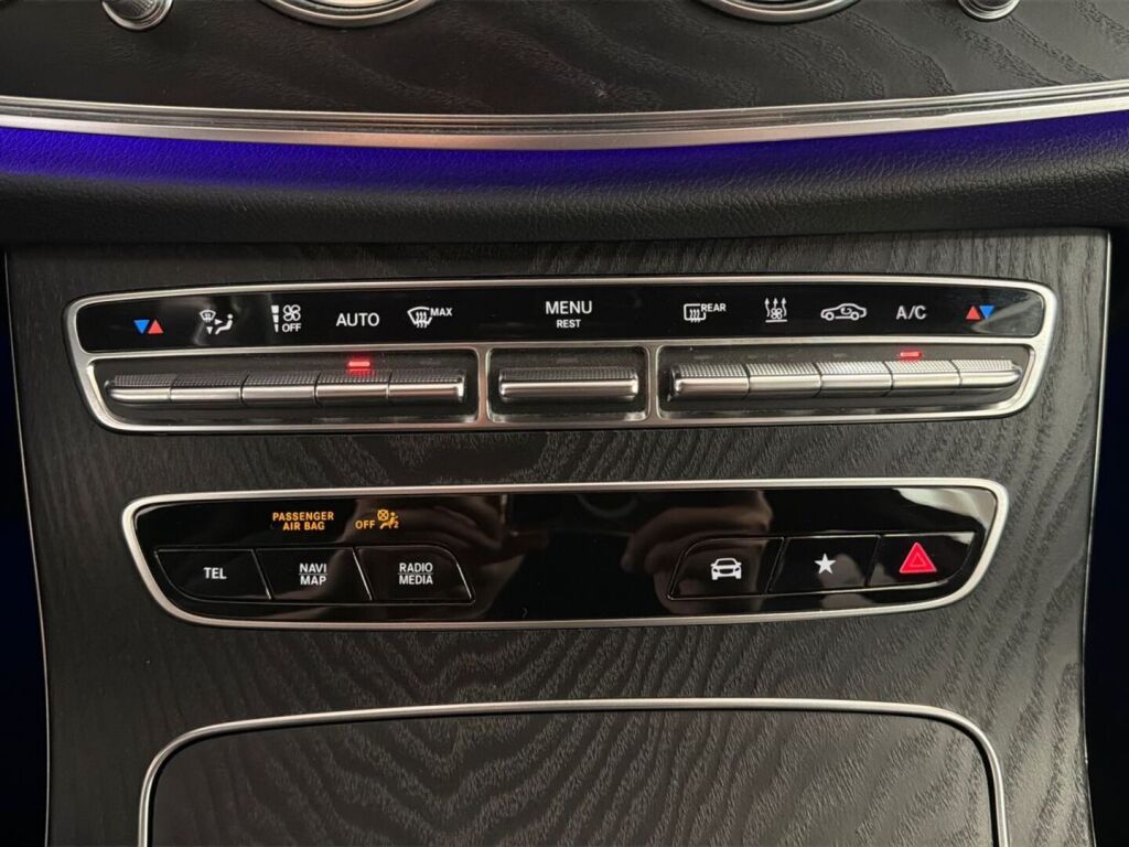 Mercedes-Benz E 2021 Punainen