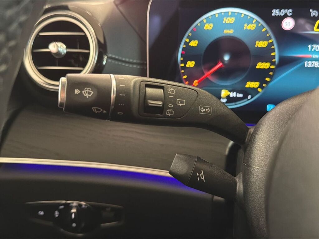 Mercedes-Benz E 2021 Punainen