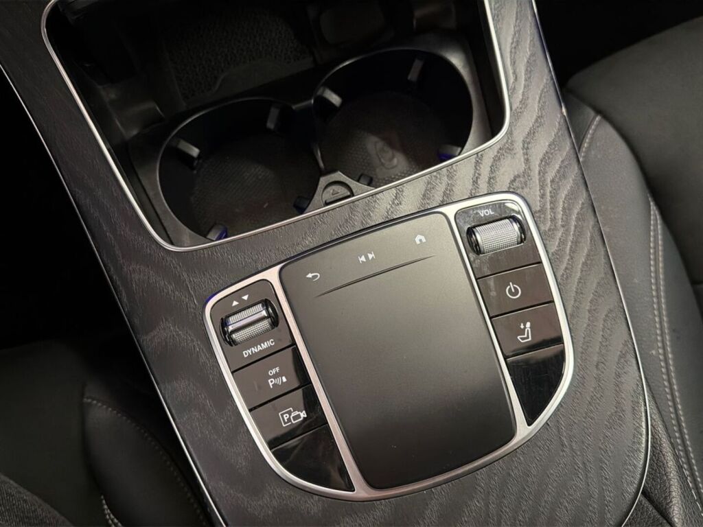 Mercedes-Benz E 2021 Punainen