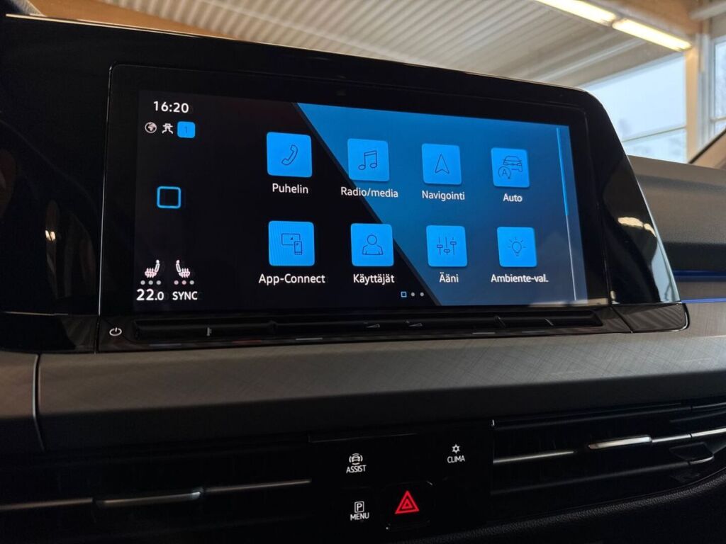 Volkswagen Golf 2023 Musta