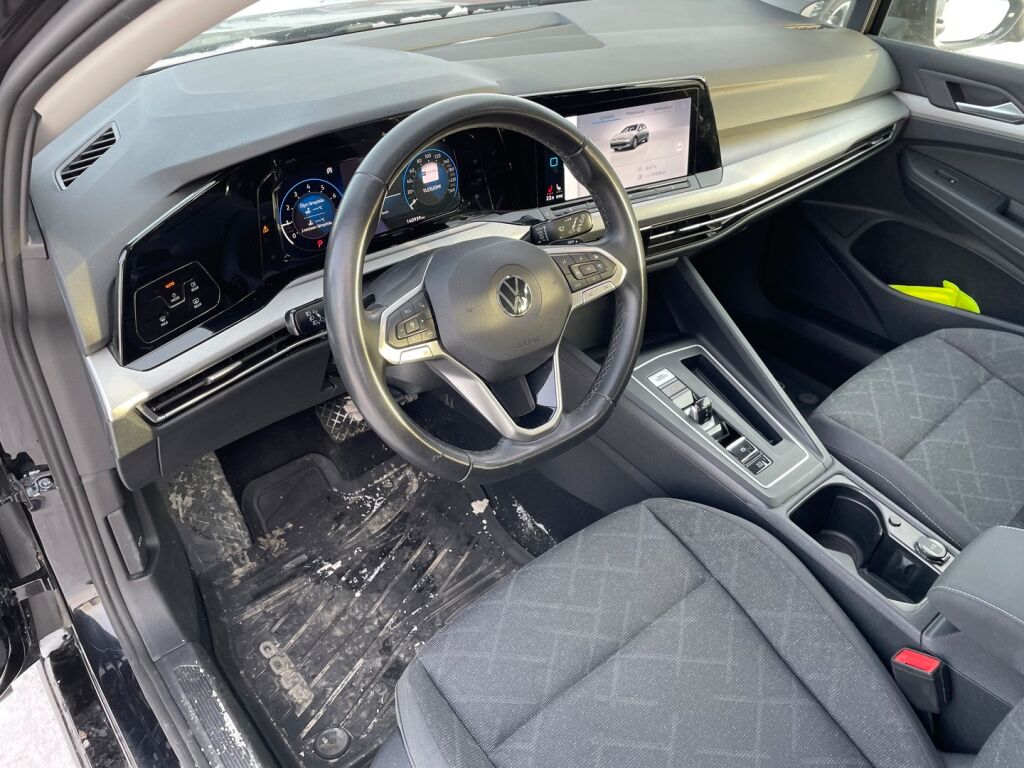 Volkswagen Golf 2023 Musta