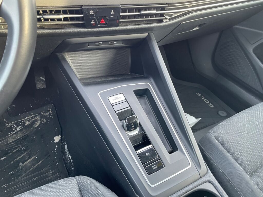 Volkswagen Golf 2023 Musta