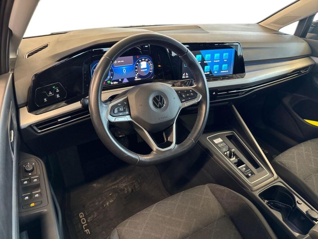 Volkswagen Golf 2023 Musta
