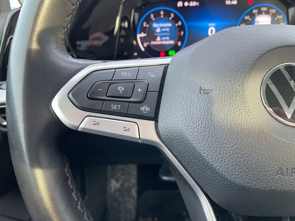 Volkswagen Golf 2023 Musta