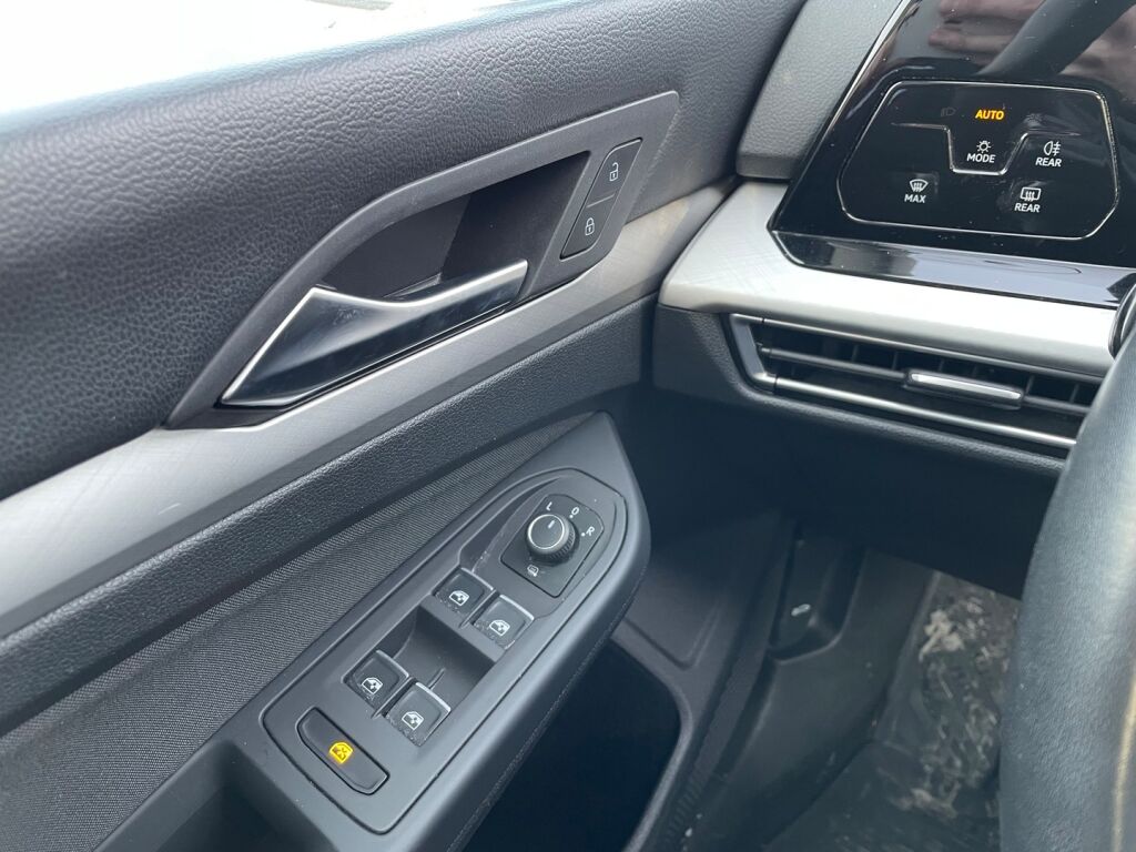 Volkswagen Golf 2023 Musta