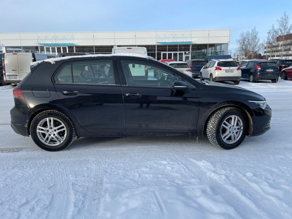 Volkswagen Golf 2023 Musta