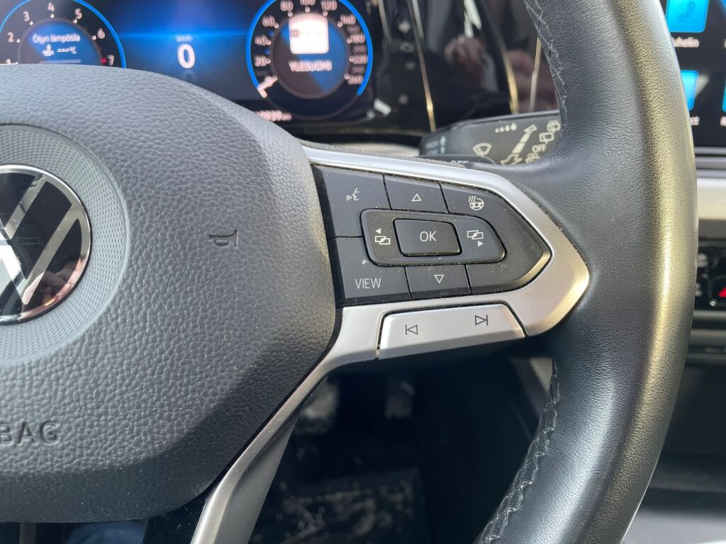 Volkswagen Golf 2023 Musta