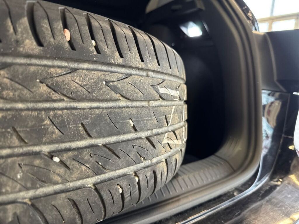 Volkswagen Golf 2023 Musta