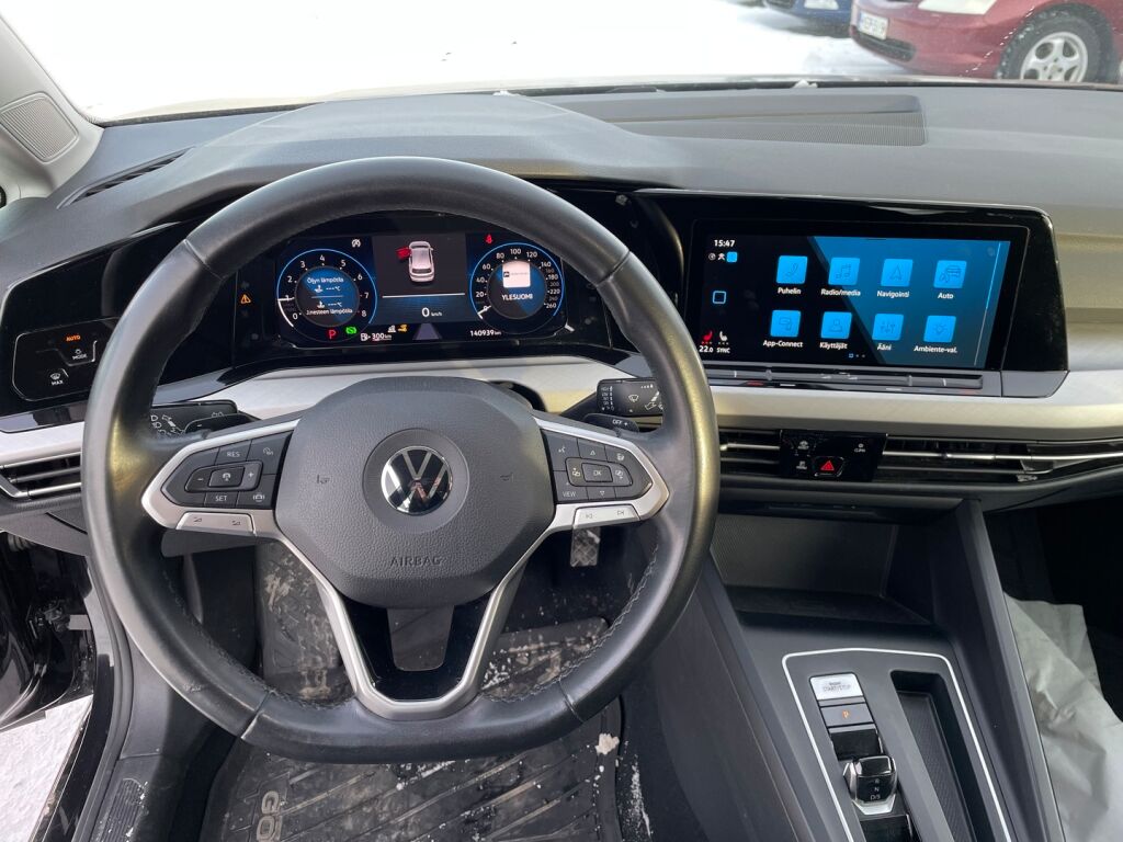 Volkswagen Golf 2023 Musta