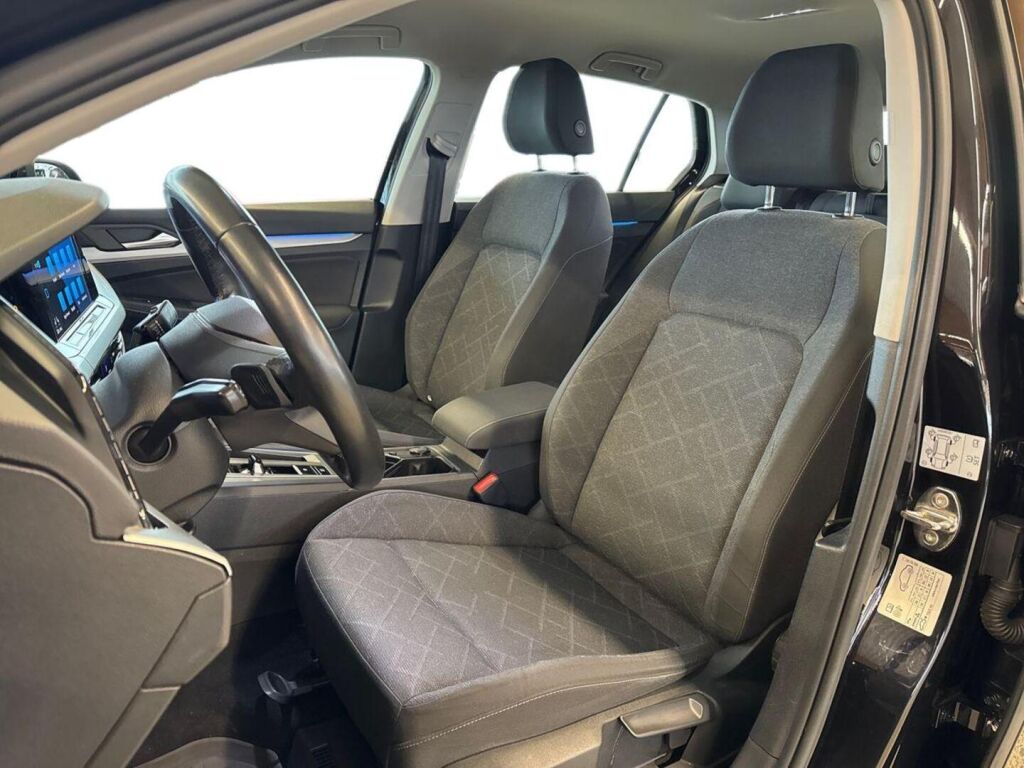 Volkswagen Golf 2023 Musta