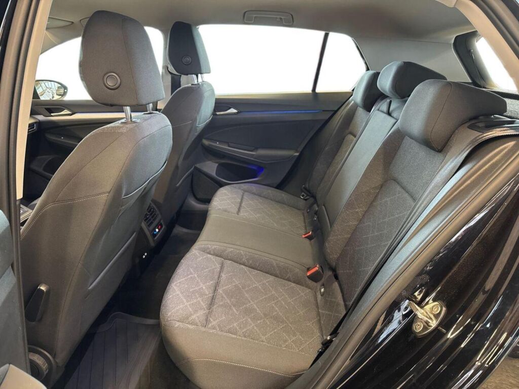 Volkswagen Golf 2023 Musta