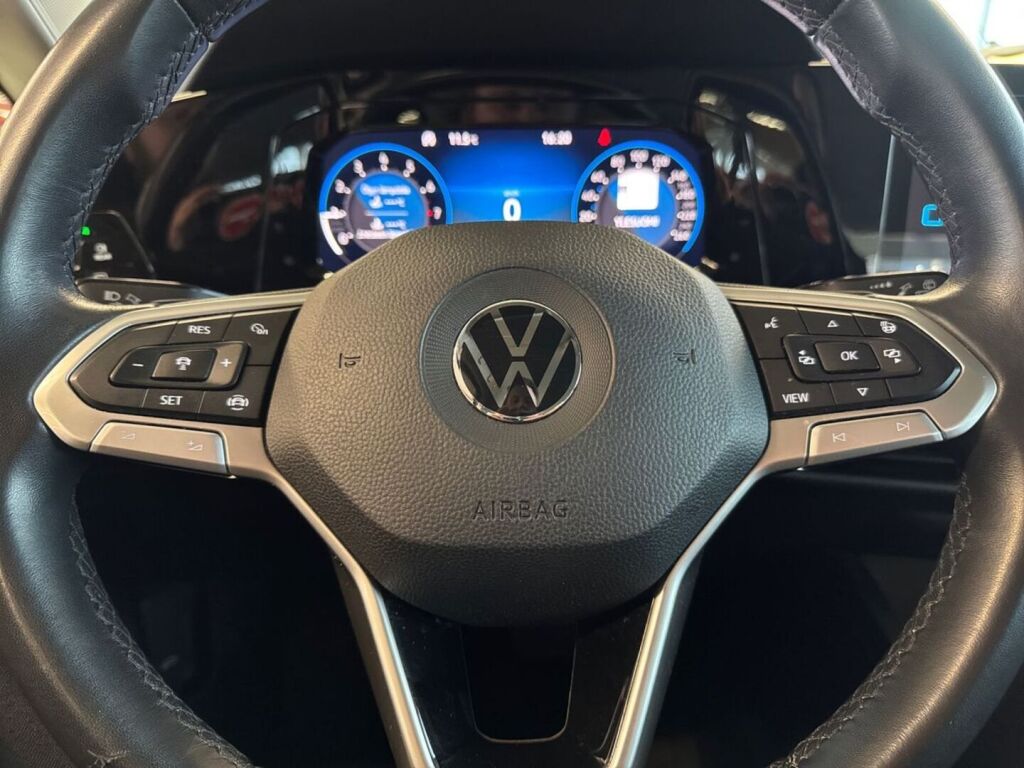 Volkswagen Golf 2023 Musta