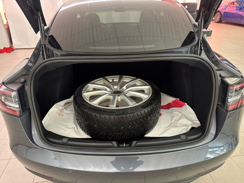 Tesla Model 3 2019 Harmaa