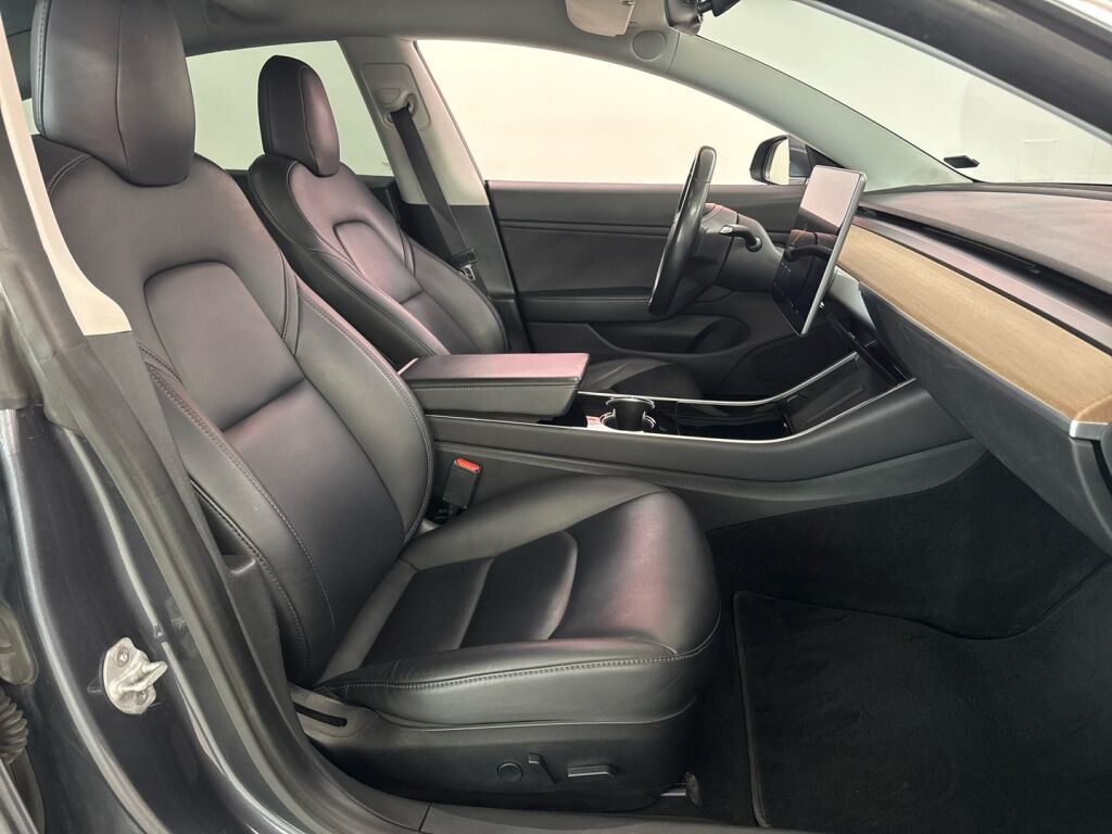 Tesla Model 3 2019 Harmaa