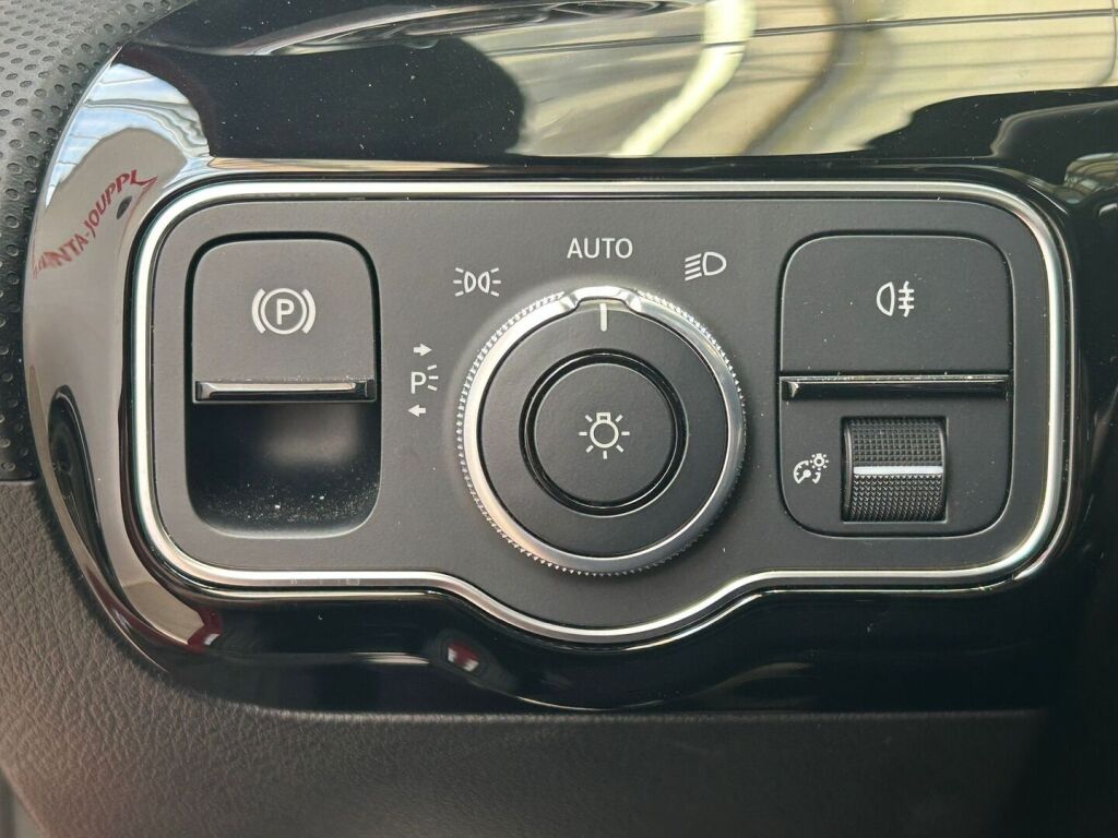 Mercedes-Benz A 2020 Punainen