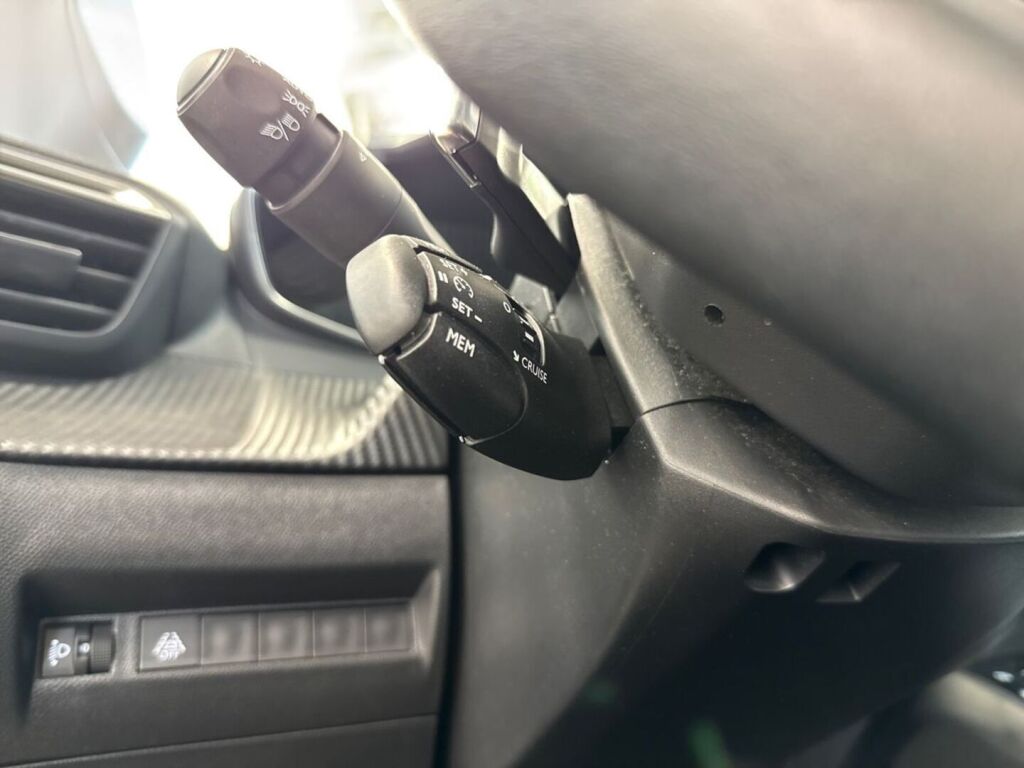 Peugeot 208 2023 Keltainen