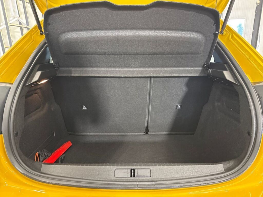 Peugeot 208 2023 Keltainen