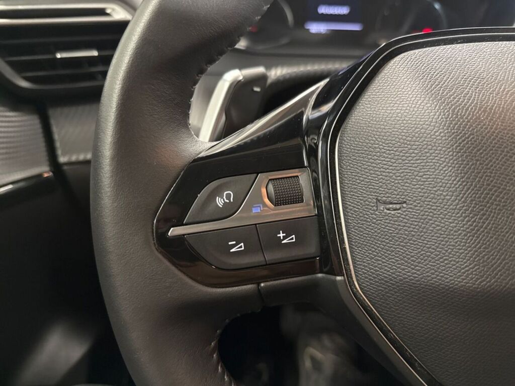 Peugeot 208 2023 Keltainen