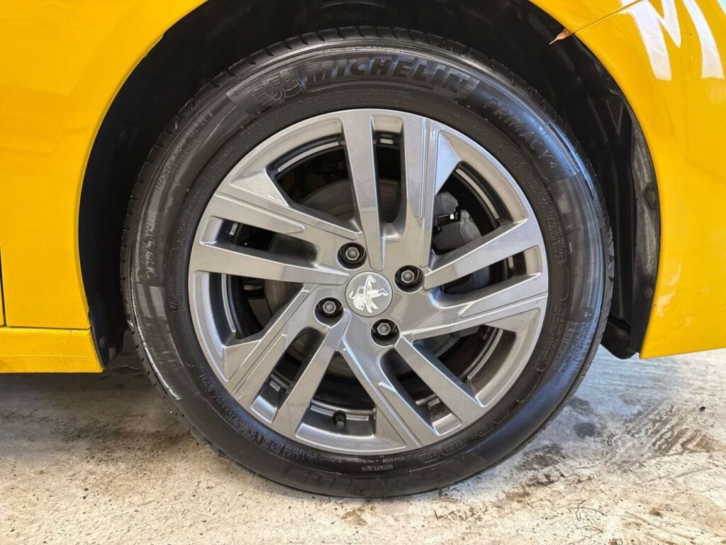 Peugeot 208 2023 Keltainen