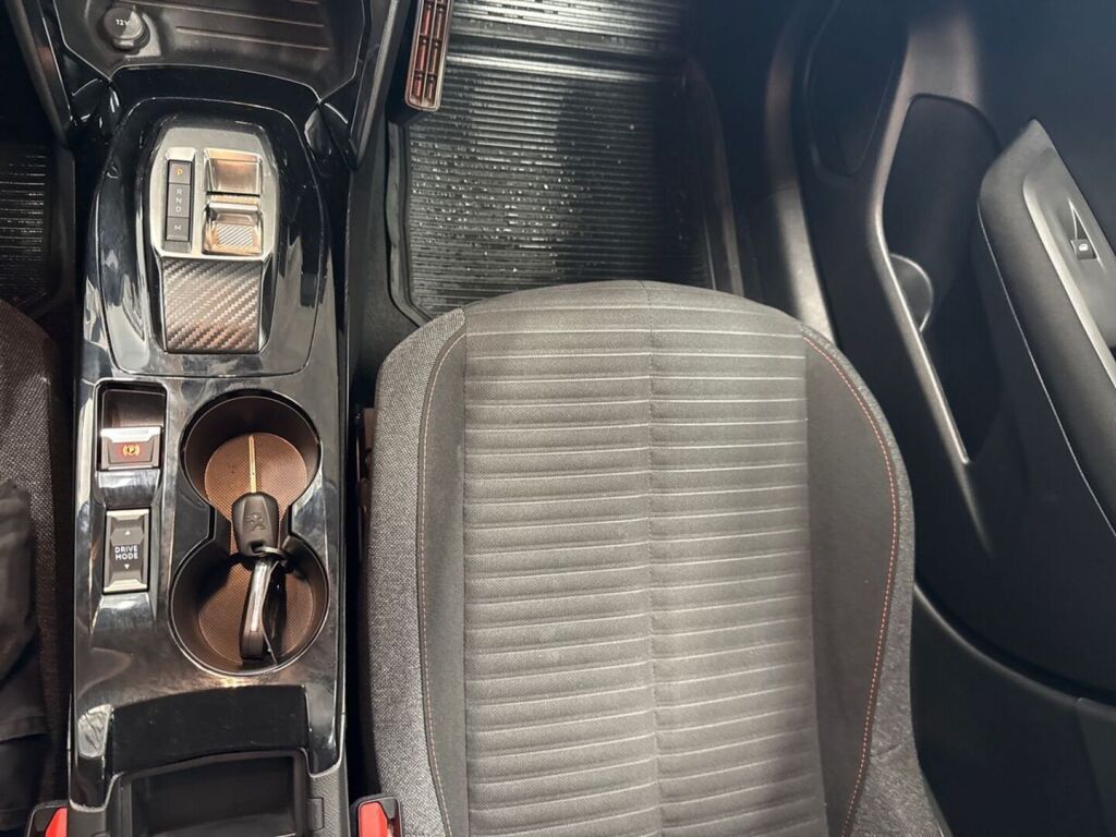 Peugeot 208 2023 Keltainen