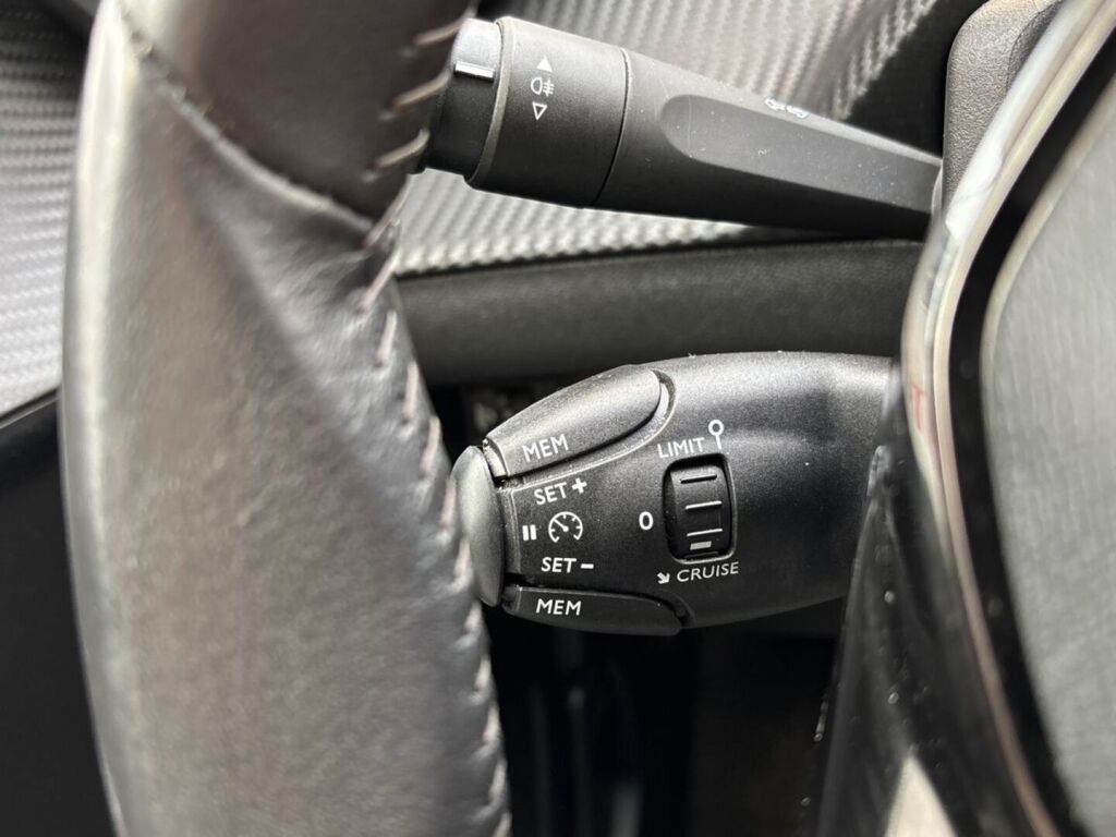 Peugeot 208 2022 Keltainen