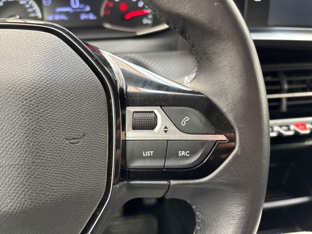 Peugeot 208 2022 Keltainen