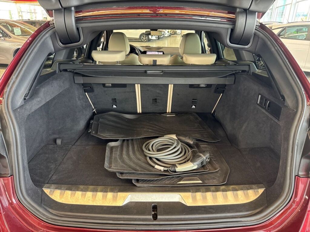 BMW 320 2022 Punainen