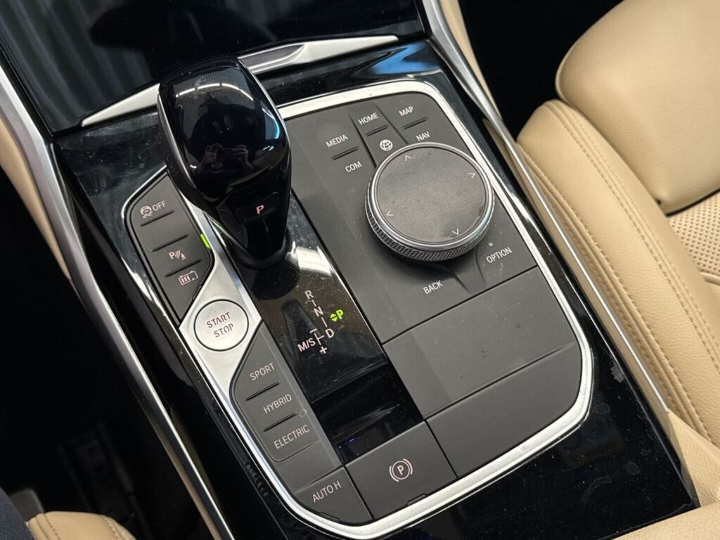 BMW 320 2022 Punainen