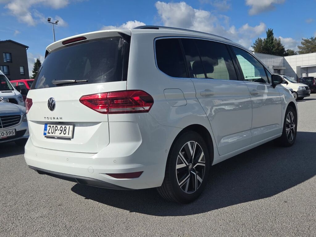 Volkswagen Touran 2022 Valkoinen