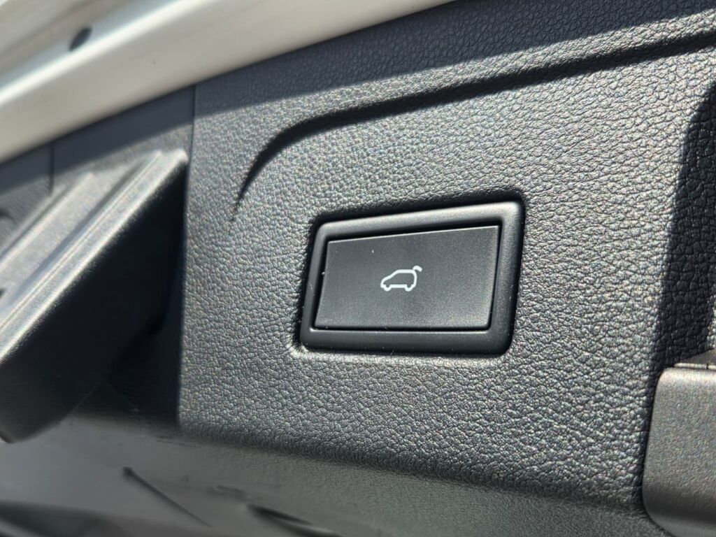 Volkswagen Touran 2022 Valkoinen